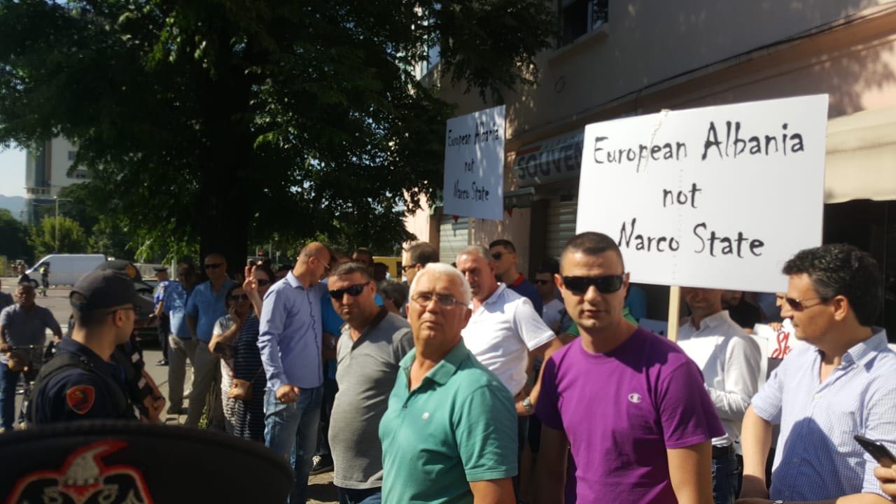 FOTOT/ Rama në Elbasan, disa anëtarë të PD protestojnë