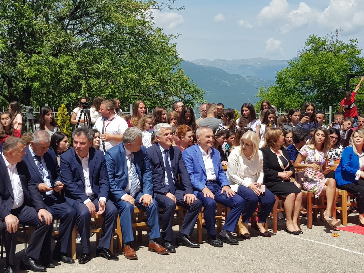(FOTO) DIBER/ Presidenti Meta bën bashkë deputetët e PS- PD