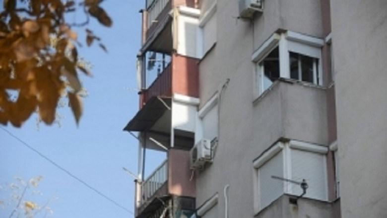 Tiranë, 90-vjeçari rrëzohet nga kati i gjashtë, humb jetën