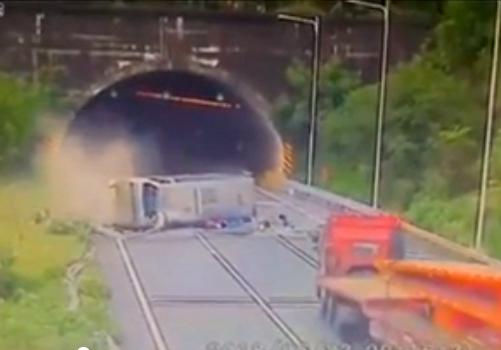 VIDEO/ Shoferi humb kontollin e autobusit, pasagjerët “fluturojnë” nga dritarja