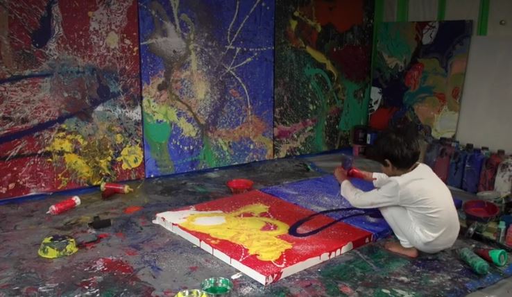 VIDEO/ Pikturat e këtij 4-vjeçari janë shitur për mijëra dollarë