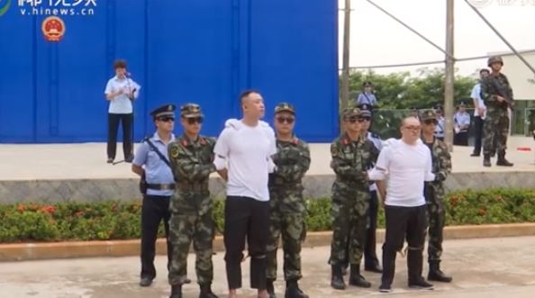 VIDEO/ Shitësit e drogës dënohen me vdekje para nxënësve