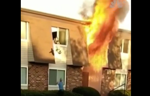 VIDEO dramatike/ Nëna hedh fëmijën nga dritarja për ta shpëtuar nga flakët