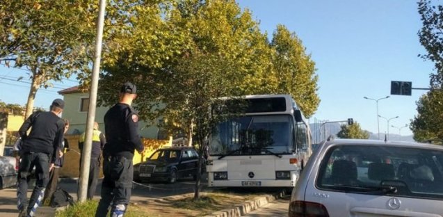Përplasen dy urbanë te Kthesa e Kamzës, plagosen 6 pasagjerë