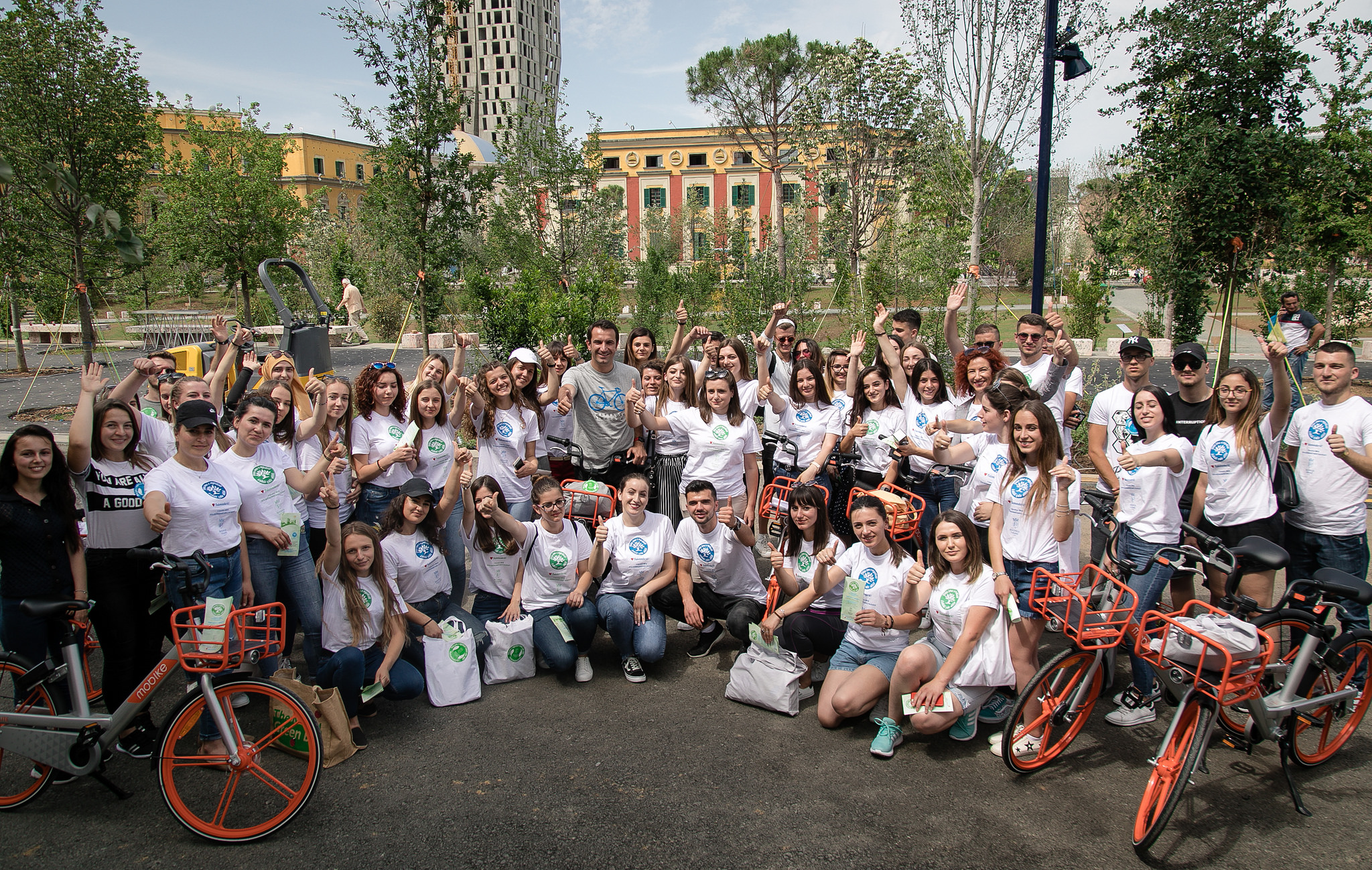 Dita Botërore e Mjedisit, të rinjtë e Tiranës shpërndajnë llamba ekologjike dhe trasta