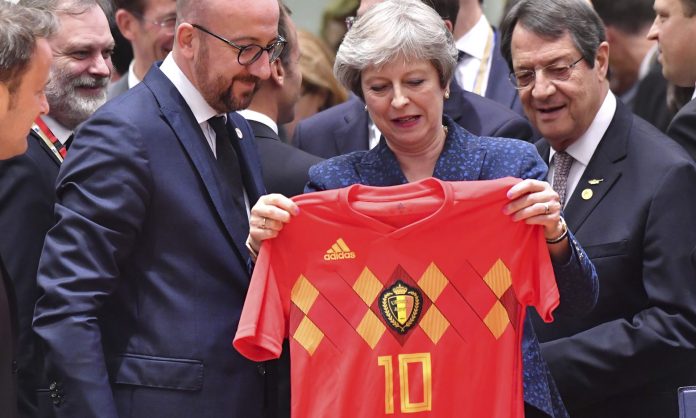 Kryeministri belg surprizon Theresa May me fanellën e Hazard