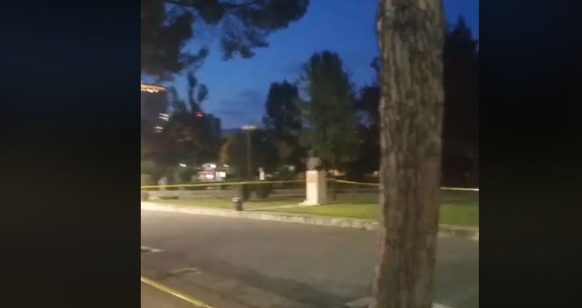 Alarm për bombë te Piramida, valixhe para bustit të Papës