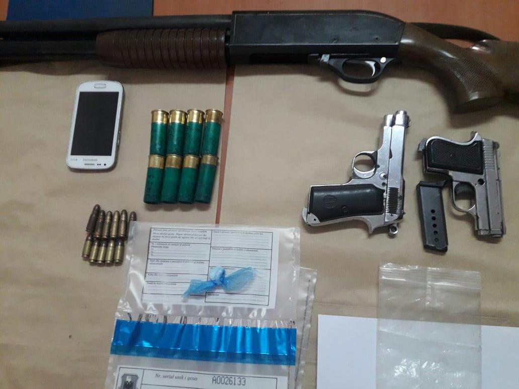 “Drini 2″/ Sekuestrohen armë e drogë, pranga dy personave