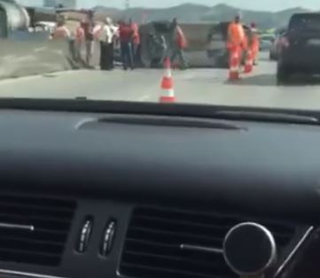 VIDEO/ Makina kthehet përmbys në autostradën Tiranë-Durrës