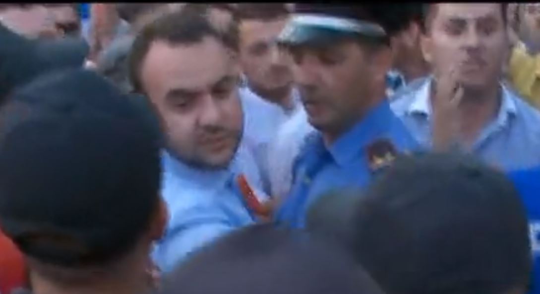 Protestë te Kryeministria, Balliu dhe Këlliçi shtyjnë policinë në mënyrë paqësore