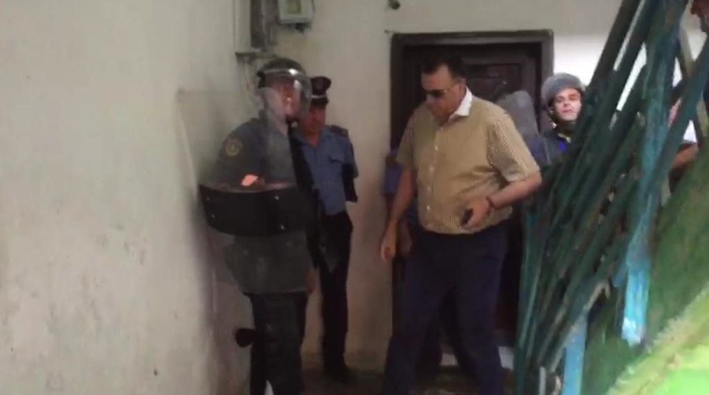 Berat/ Babai izolon djalin dhe e kërcënon me jetë, shpëtohet nga policia (VIDEO)