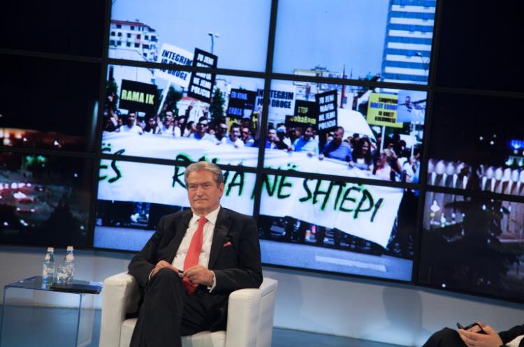 Berisha thirrje për dhunë: Me revoltë të hedhim në koshin e plehrave narkoshtetin