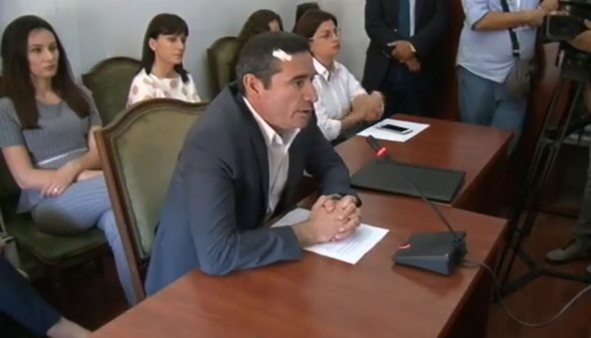 Shifrat/ “Rrugaç, legen”, sa u kushtoi sot shqiptarëve sherri i deputetëve për kryeredaktorin e RD