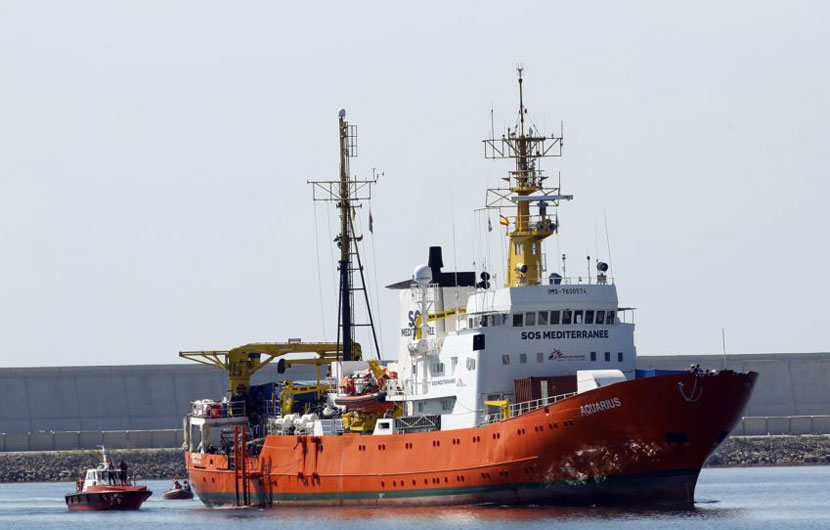 Italia i refuzon, mijëra emigrantë në pak ditë në Spanjë