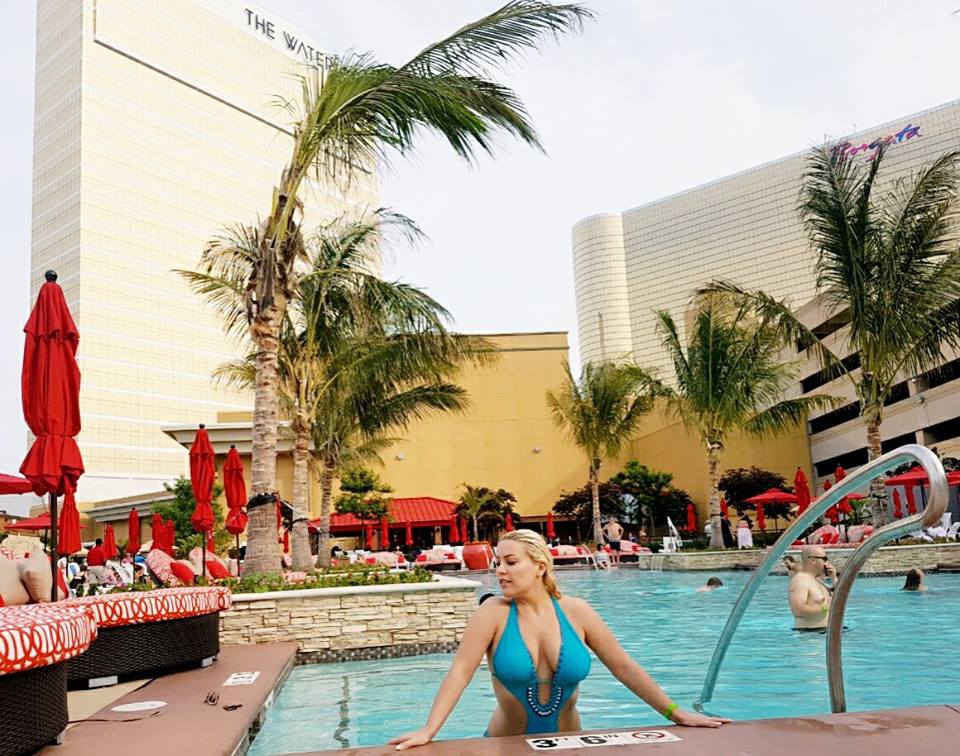 FOTOT/ Dyshonte se e tradhëtonte, këngëtarja shqiptare bën për spital të dashurin