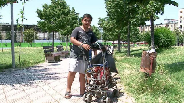 Ledjani, 11-vjeçari që punon për të mbajtur familjen dhe del me dhjeta në shkollë