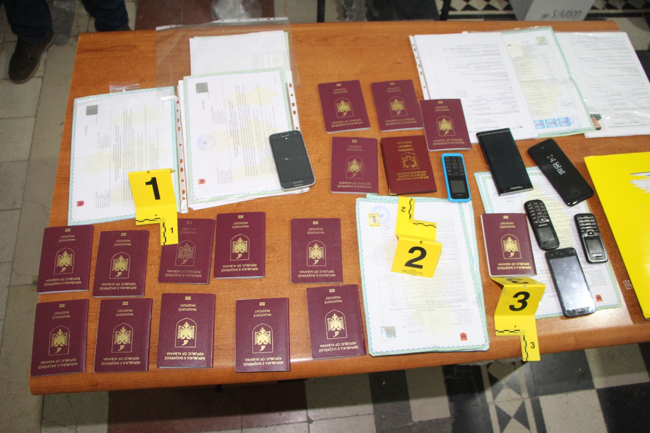 “Premtimi”, 16 mijë euro për emigrim në Gjermani e Britani, prangosen falsifikatorët