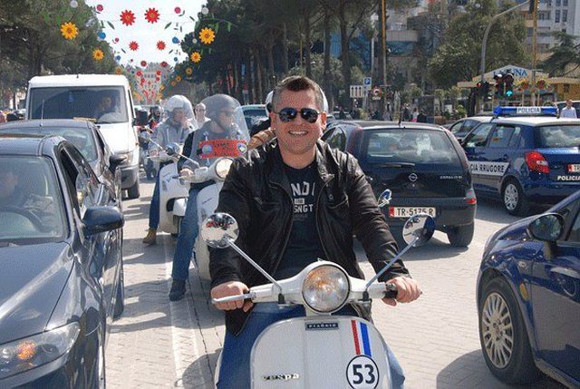 FOTO/ Miliona euro në makinë, ironizon aktori: ‘Toyota Yaris’ të marrka gjak në vetull!