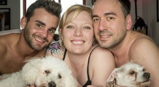 FOTO/ Njihuni me gruan që fle me të dashurin dhe bashkëshortin!