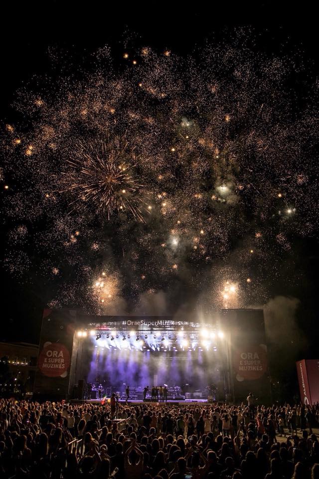 “Patriotët Ermal Meta e Rita Ora që marrin qindra mijëra euro nga taksat e hallexhinjve”