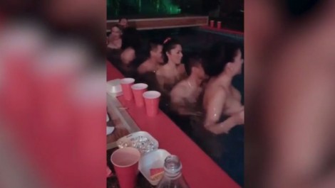 VIDEO/ Futbollistët e Meksikës festë me 30 prostituta, nudo në pishinë