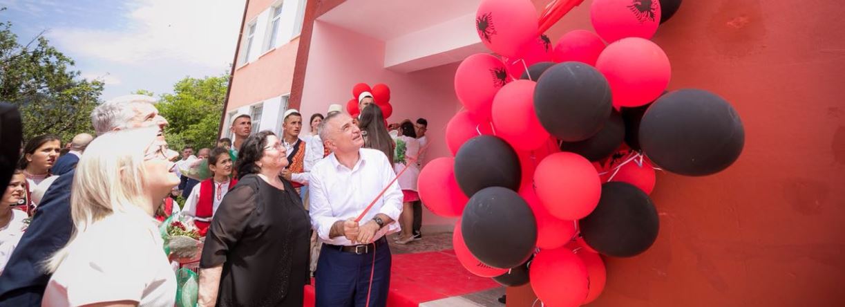 FOTOT/ Meta në Dibër, ulet këmbëkryq me ministrat e Ramës