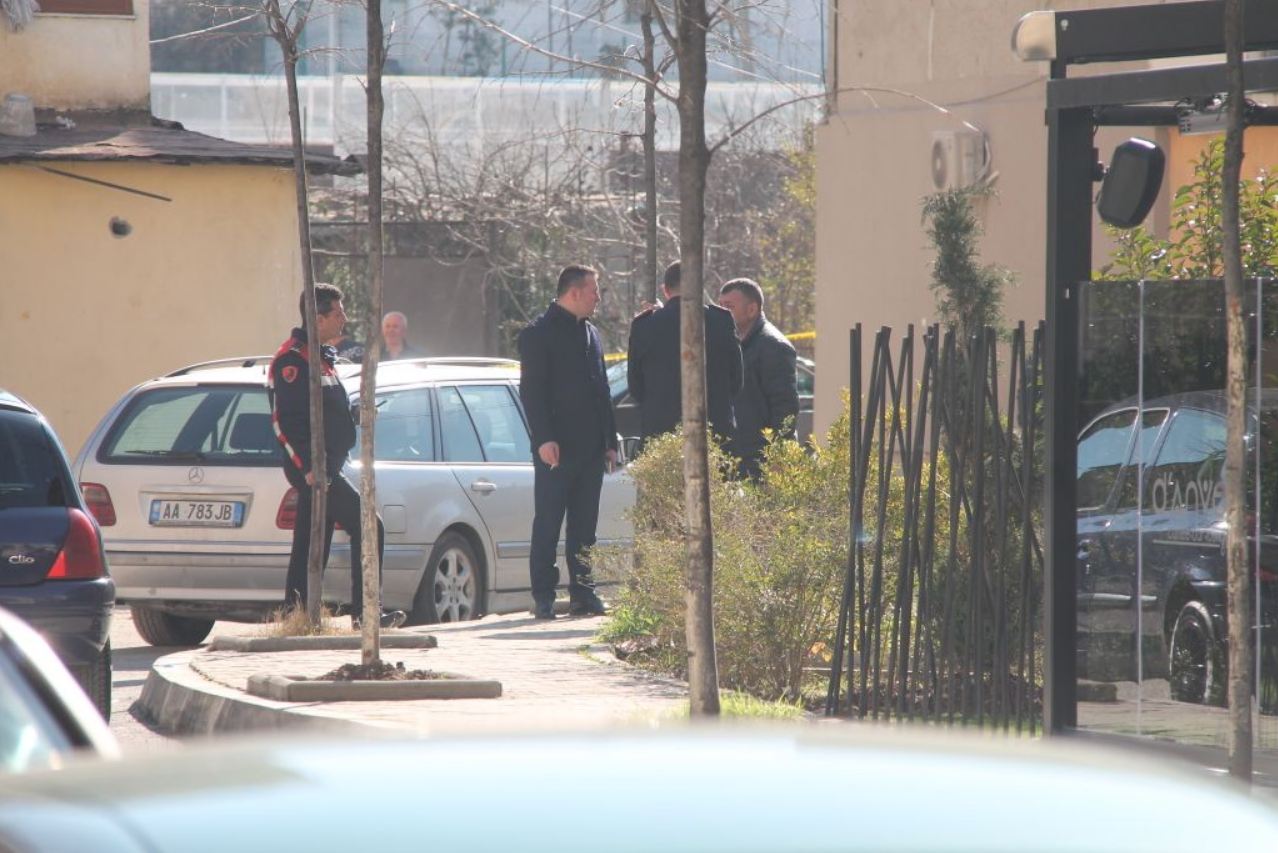 Fluturojnë gotat kokës, të paktën një i plagosur në Tiranë (FOTO)