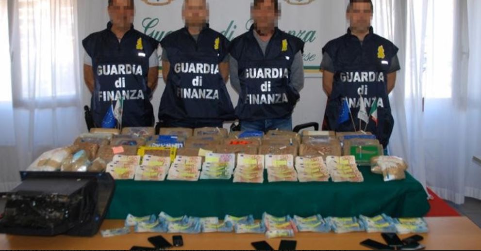 ‘Bukuria’ shkatërron bandën italo-shqiptare, kapen 43 kg kokainë mijëra euro cash