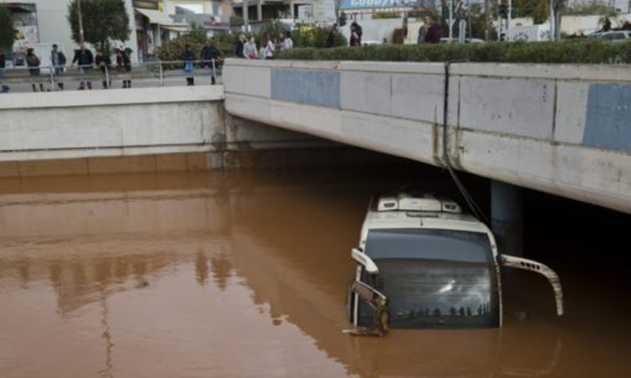 Reshjet e shiut “gjunjëzojnë” Athinën