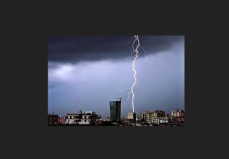 Rrufetë në Tiranë, shikoni videot apokaliptike se çfarë ndodhi pas mesnatës