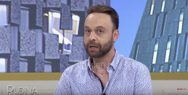 Gazetarit Blendi Strakosha qan live në TV, shkak i është sëmurë …qeni!