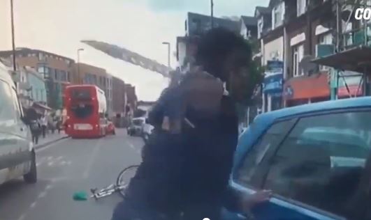 VIDEO/ Për pak përplaset nga makina, drejtuesi i biçikletës i kthehet me thikë