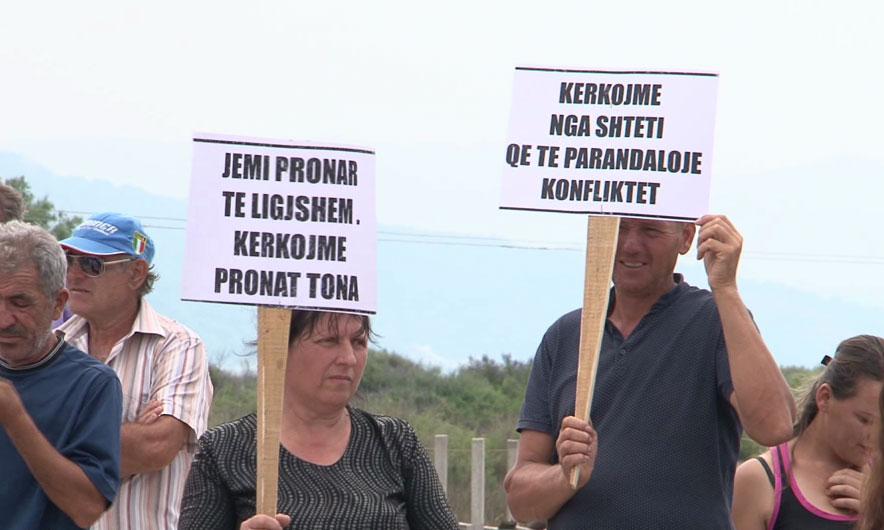 Rrjoll, protestë për një mijë dynym tokë në bregdet: Na u vodh në gjykatë!