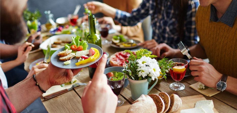 Shkenca: Ja përse nuk duhet të hani kurrë vetëm