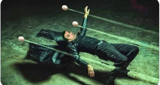 Plas gallata me Veliajn në Facebook: I gjuajtën me vezë dhe i thonë “mos prek me dorë”