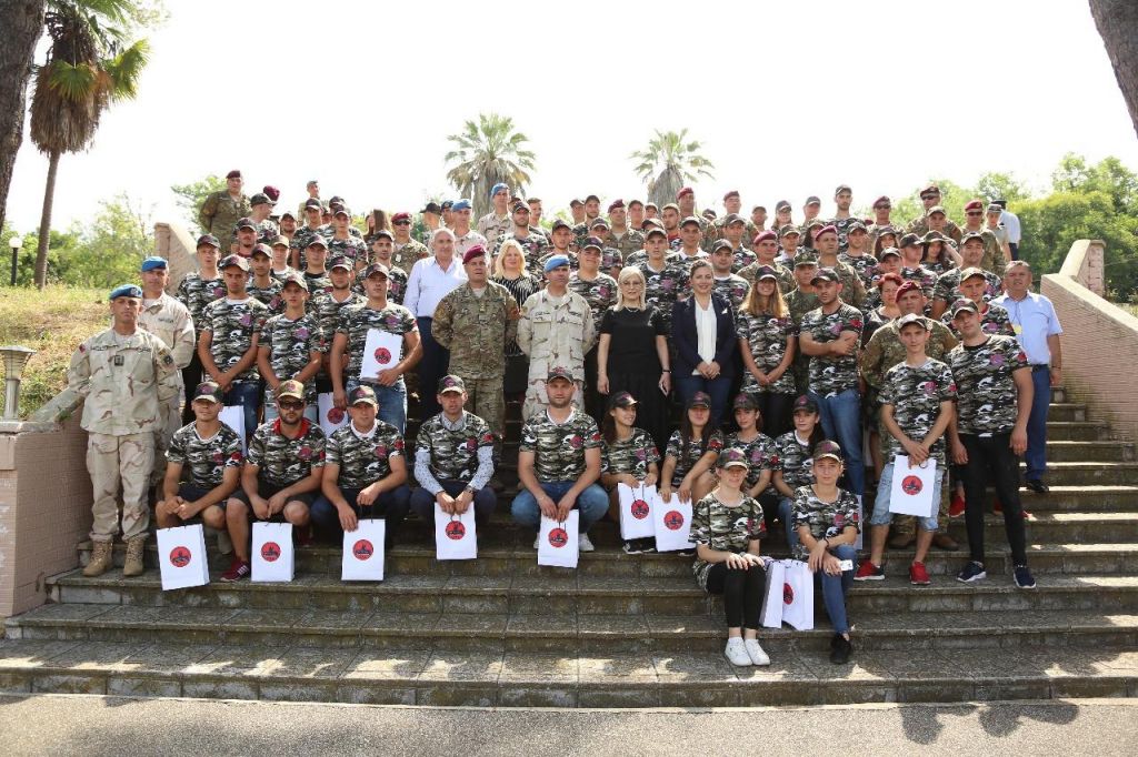 Forcat e Armatosura hapin dyert, të rinjtë shkollë verore pranë reparteve ushtarake