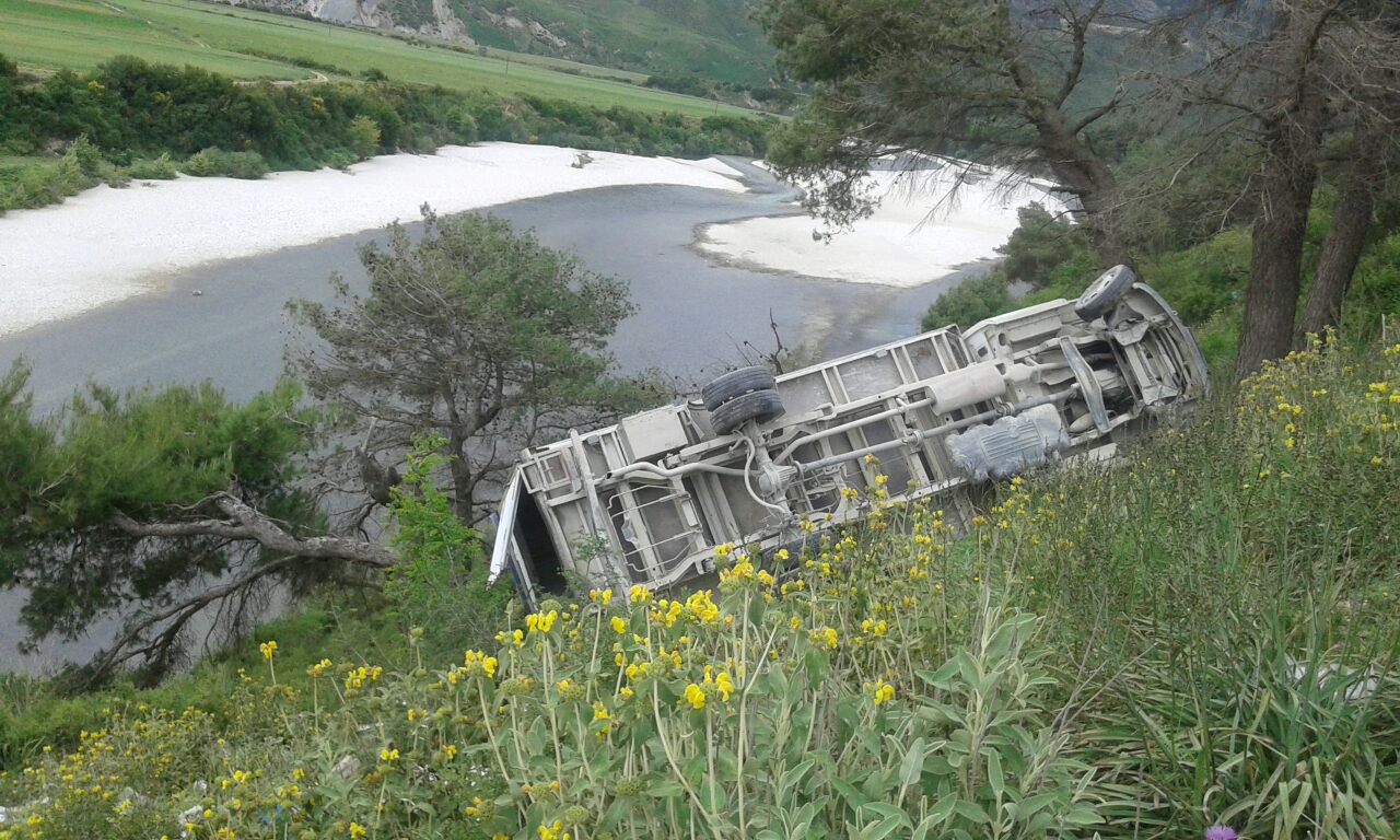 Katër të plagosur në Bulqizë, shoferi hedh furgonin në humnerë dhe largohet