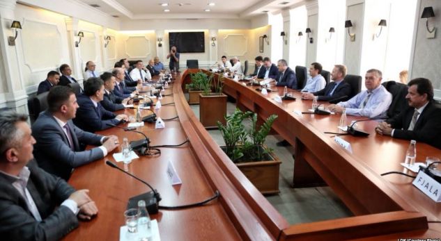 Kosovë/Partitë politike nuk e gjejnë gjuhën për dialogun