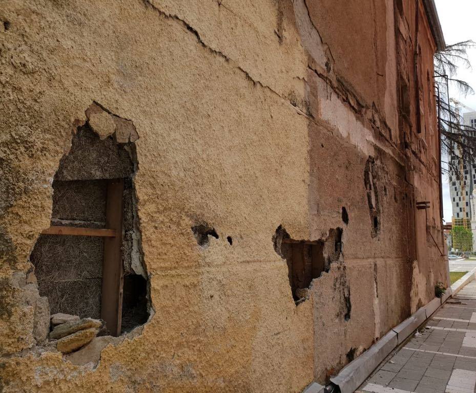 VIDEO-FOTO/ Degradimi i godinës së Teatrit, shikoni çarjet që kanë pësuar muret