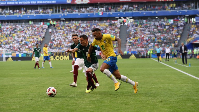 Brazil mund Meksikën 2-0, shkon në çerekfinale