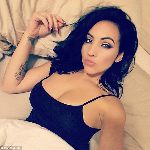 FOTOT/ Gjyshja në hall: Më ngacmojnë djem të moshës së vajzave…