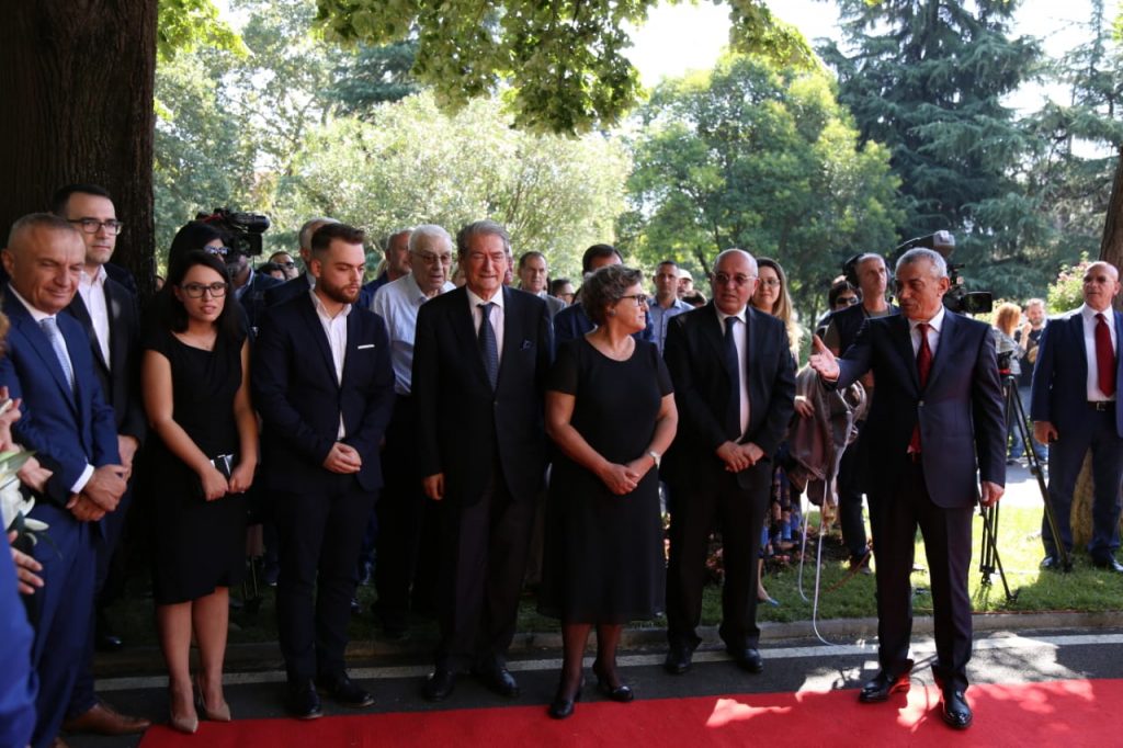 Këshilltarët e PD nuk votuan për vendosjen e bustit të Pjetër Arbnorit para Kuvendit