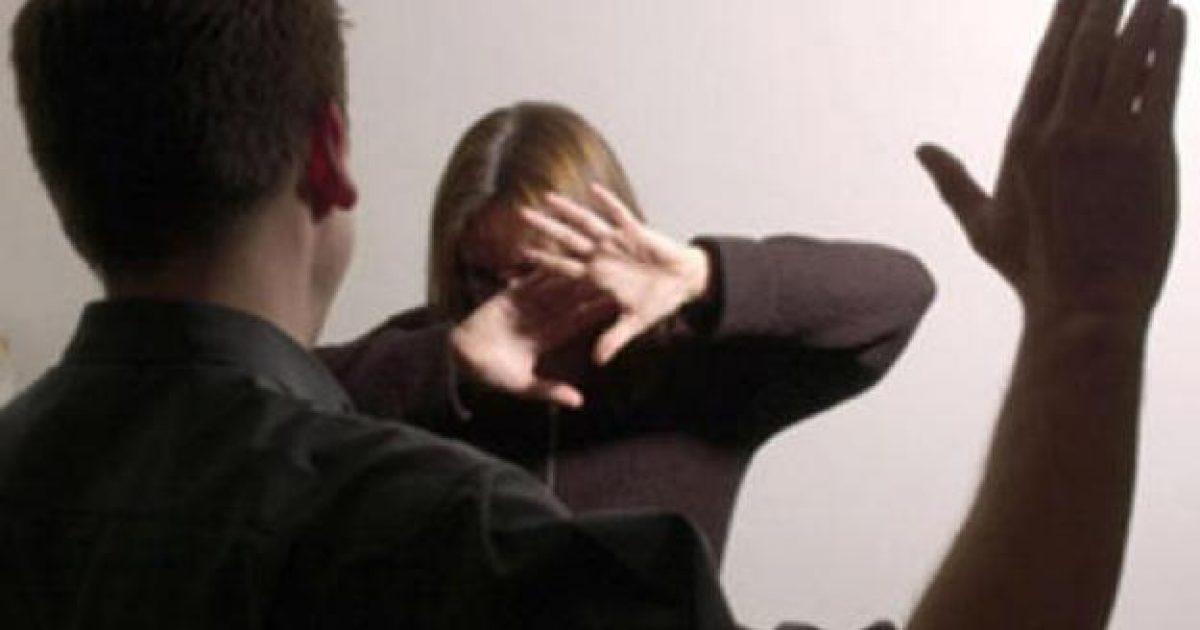 Dhunohej nga i dashuri 8 vite më i ri, urdhër mbrojtjeje për 43-vjeçaren