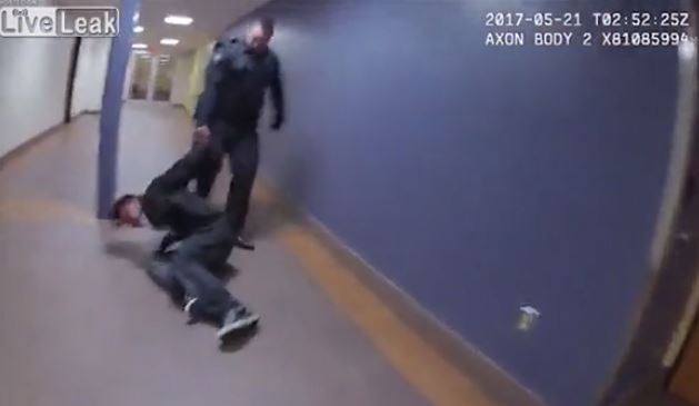 VIDEO/ I riu tërhiqet zvarrë nga policia, i përplasin kokën me derën