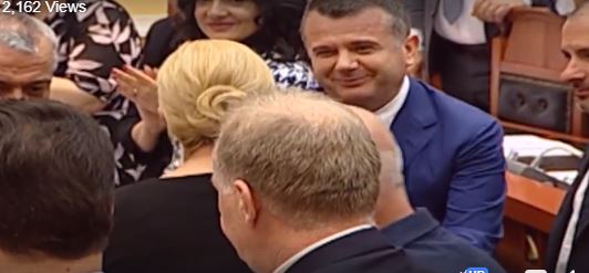 VIDEO/ Taulant Balla i shkel syrin presidentes kroate