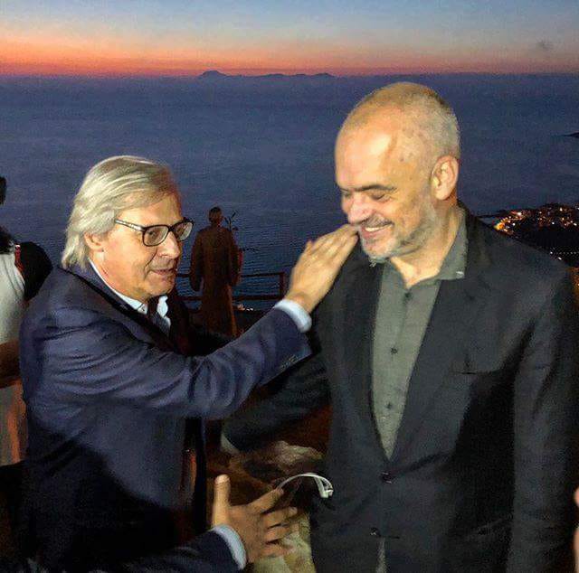 “Kreativitetin e shpirtin artistik e ndërlidh me menaxhimin e pushtetit”, vlerësimet e Sgarbit për Ramën