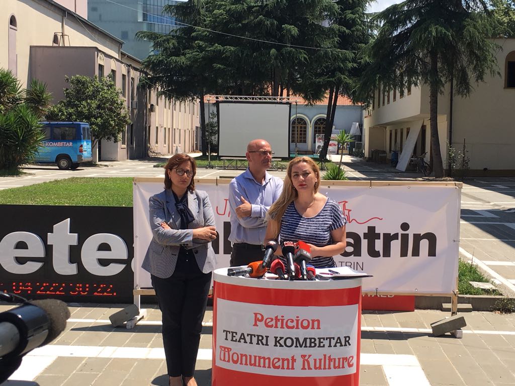 Teatri/ PD më në fund del hapur, ikin aktorët dhe vijnë deputetët