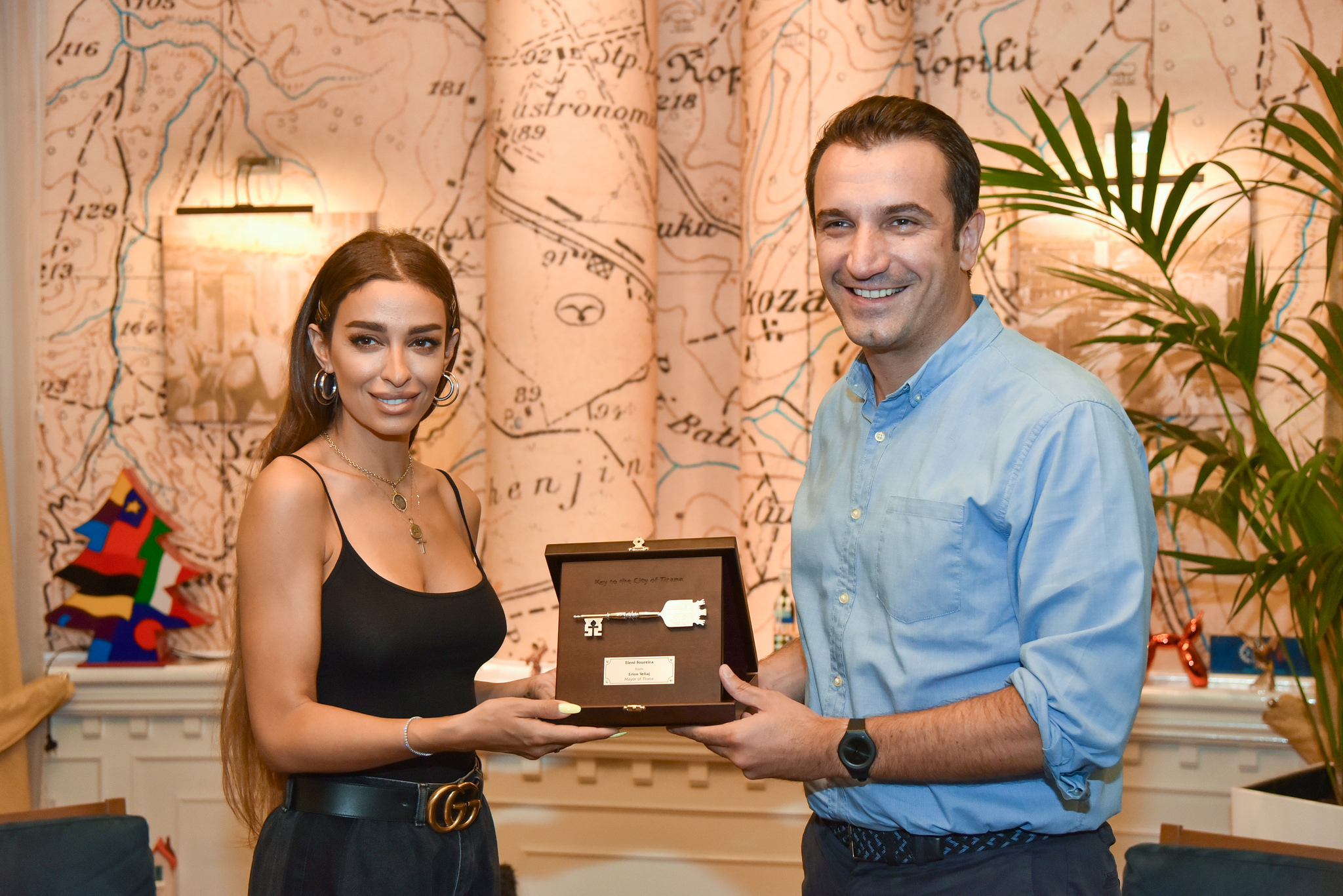 Veliaj i jep “Çelësin e Qytetit” këngëtares shqiptare Eleni Foureira: Frymëzim për të rinjtë!