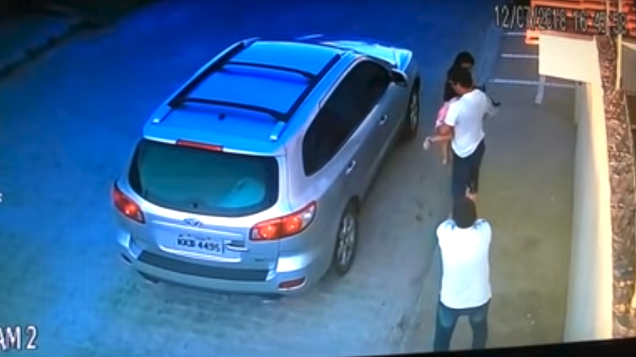 VIDEO+ FOTOT/ Pamje tronditëse, avokati qëllohet për vdekje, po mbante vajzën 18 muajshe