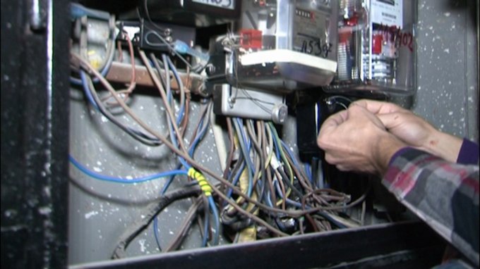 Bie në kontakt me rrymën elektrike, humb jetën një person